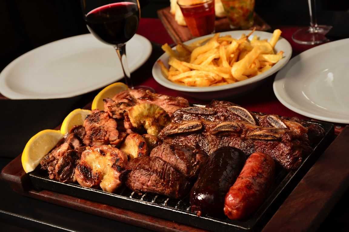 Mediodías primaverales y noches cálidas al aire libre en Tupé Parrilla