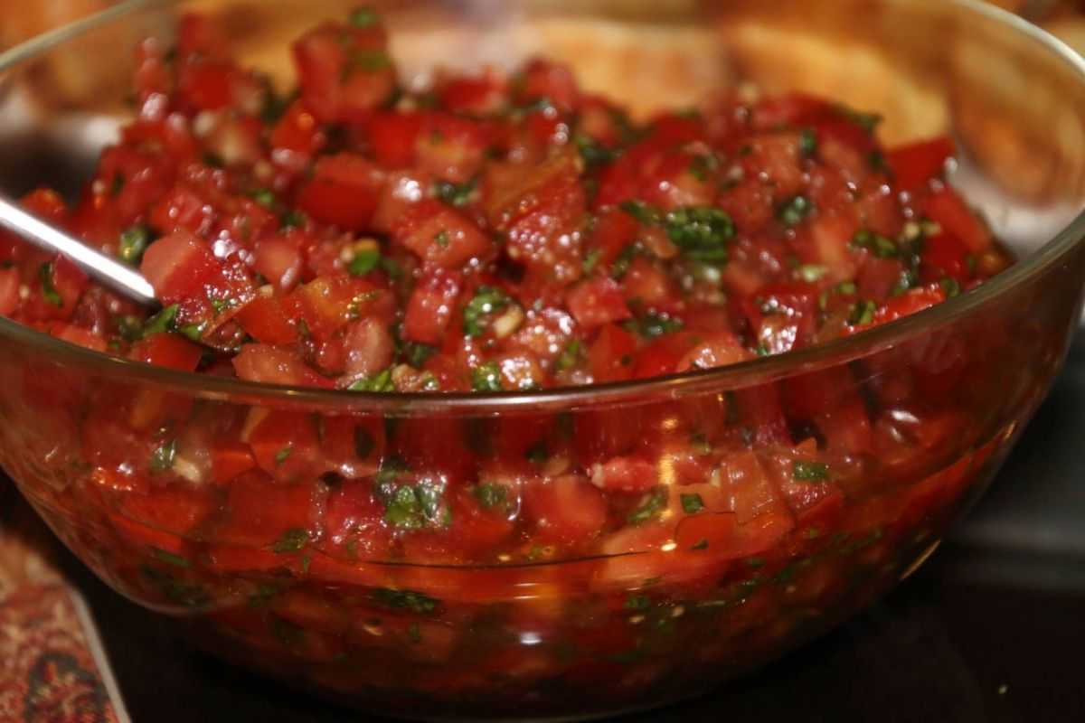 Recetas Naturales hoy: Ensalada de tomate, ajo y albahaca