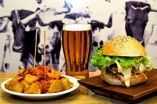 Montrealesa, la hamburguesa del mes de Deltoro con inspiración canadiense