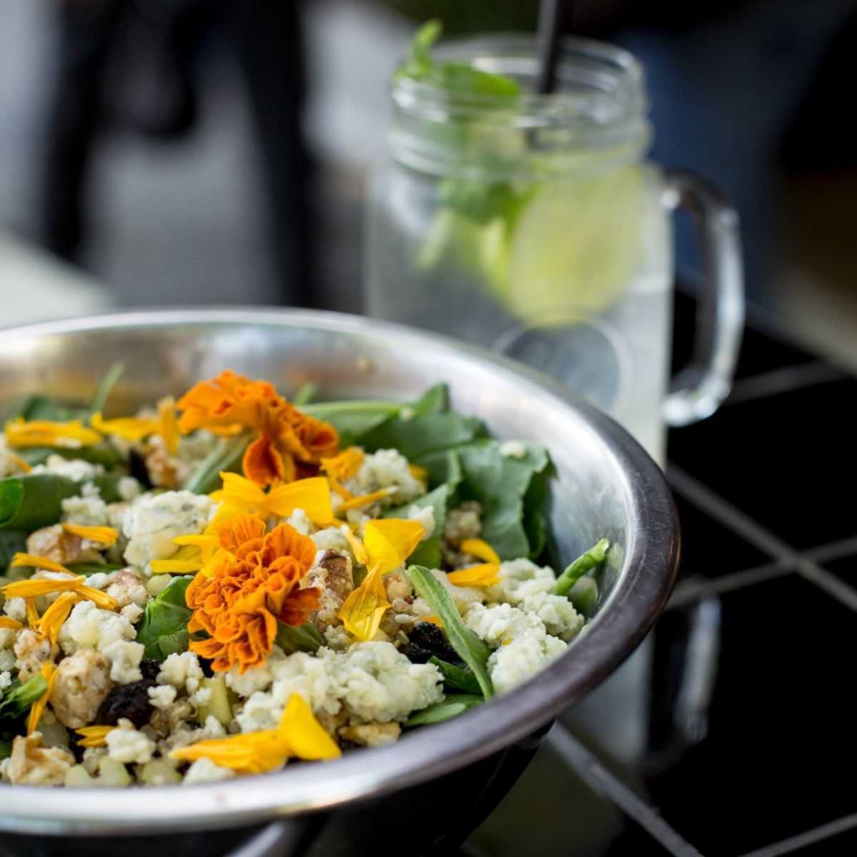 Ensaladas grandes, frescas y nutritivas en Williamsburg