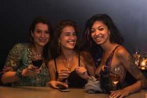 Nueva edición de verano de Come Wine With Us, un evento pop-up para los amantes del vino, pensado para disfrutar vinos por copas.