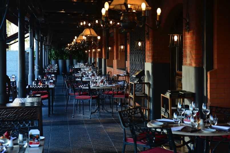 Una noche romántica junto al río y un brindis especial de San Valentín en La Cabaña