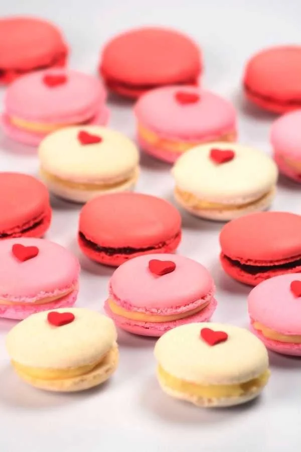 MADA celebra San Valentin con una edición especial de Macarons rosas, rojos y blancos 