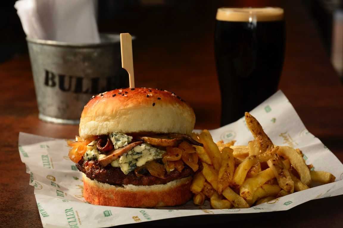 La chef Nadia Arce de Buller Pub nos acerca la receta de la Hamburguesa TOULOUSE