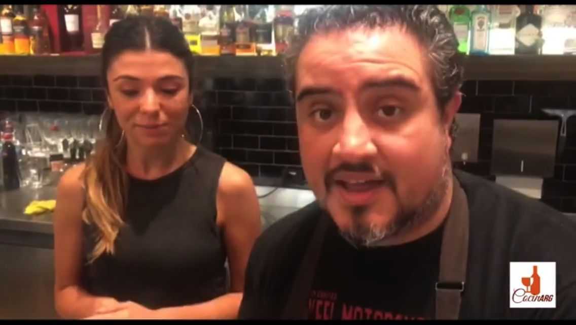 A disfrutar de los tragos de Tonga y su charla con Josefina 