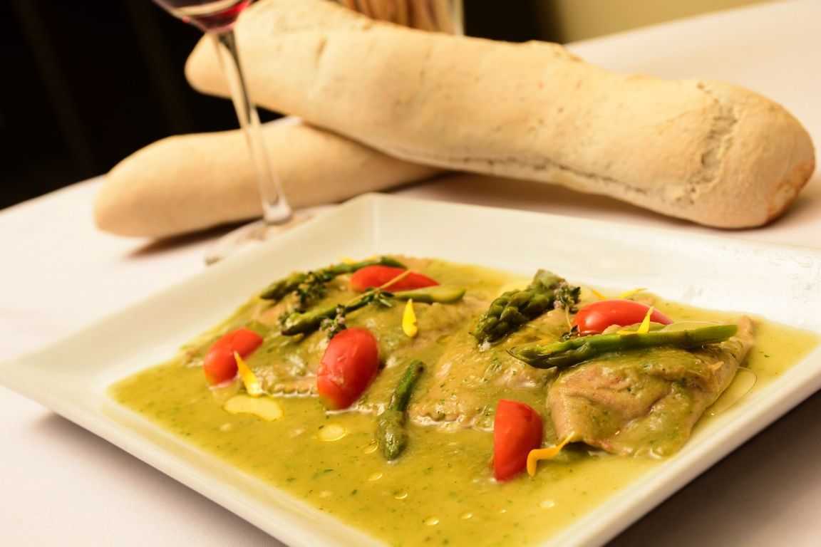 RAVIOLI DE HARINA DE CASTAÑAS RELLENOS DE PESCADO CON SALSA DE ESPARRAGOS