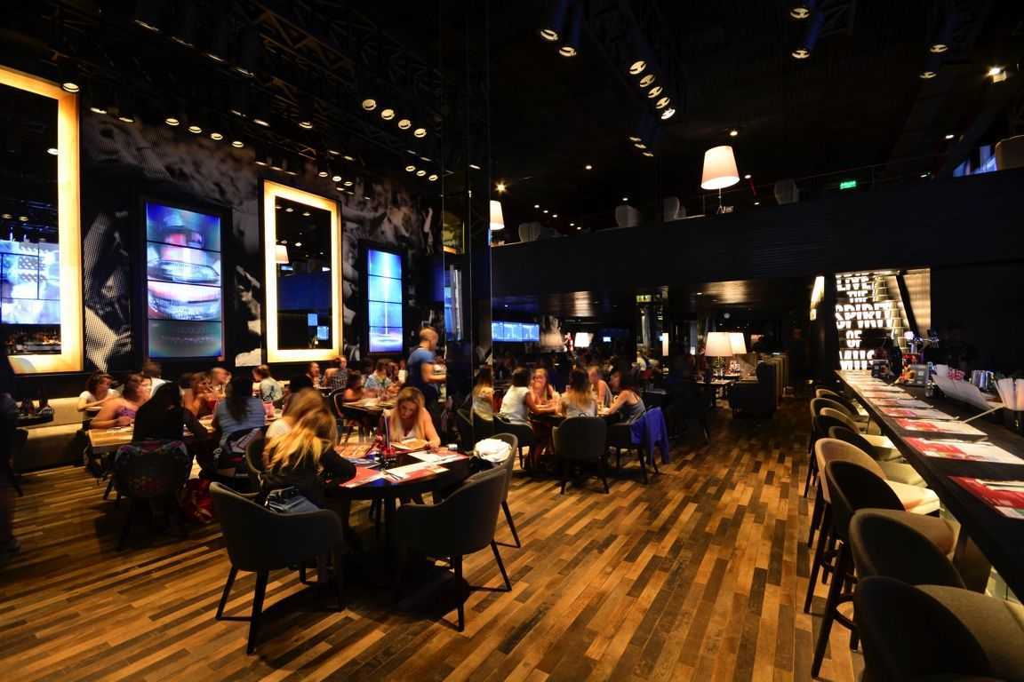 Día de la Mujer con Happy Hour extendido, obsequio y sorteo en Johnny B Good