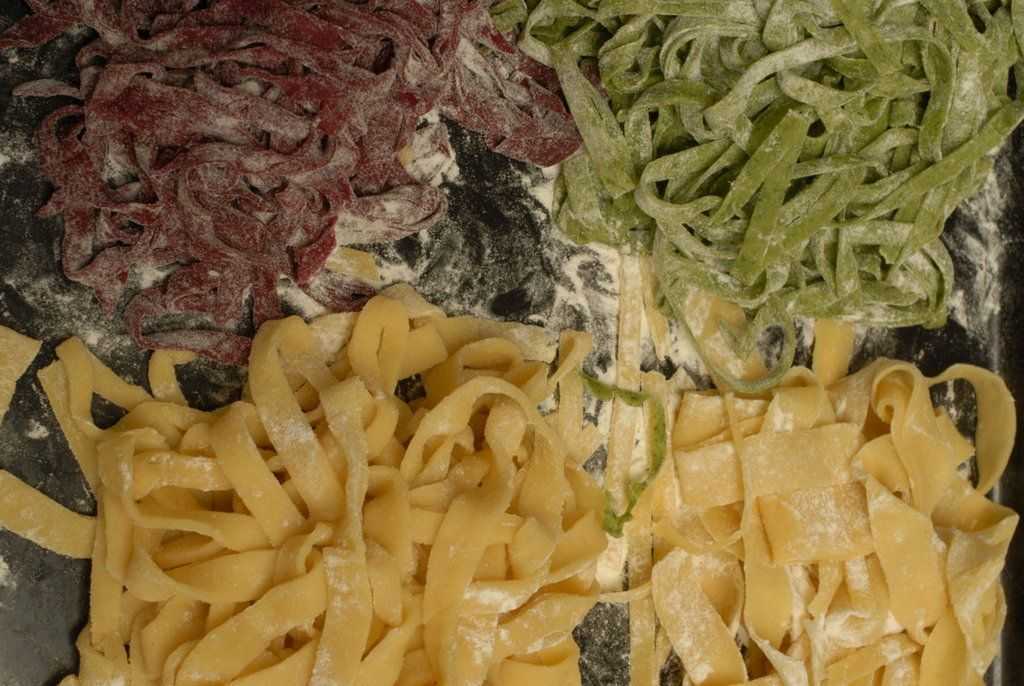 Fideos caseros de colores por Jimena Monteverde