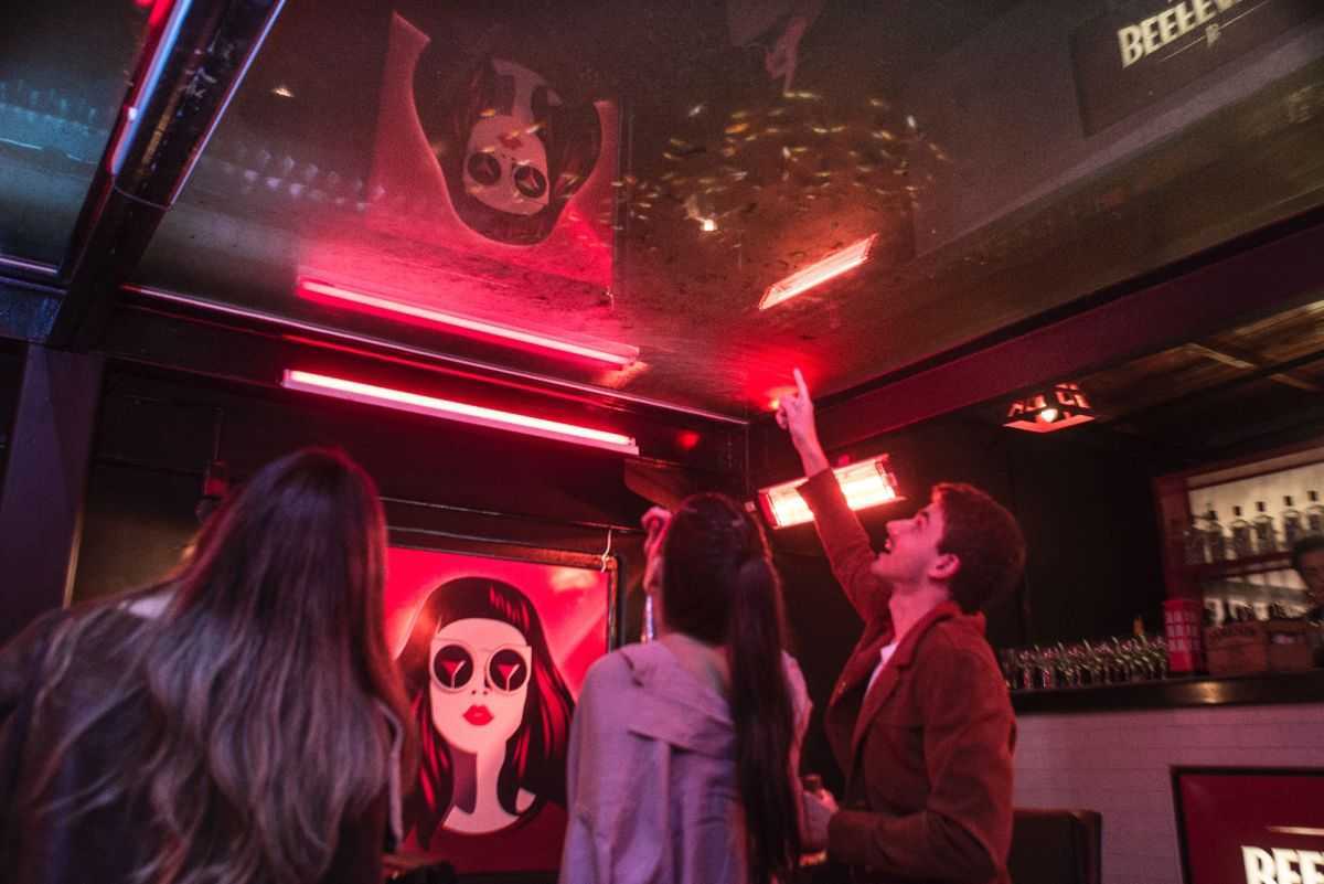 Luzmala Bar presentó su original techo de pecera, único en el país