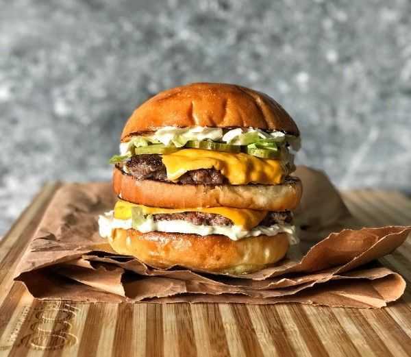 Noche de Hamburguesas de autor en DOGG con Maxi Van Oyen
