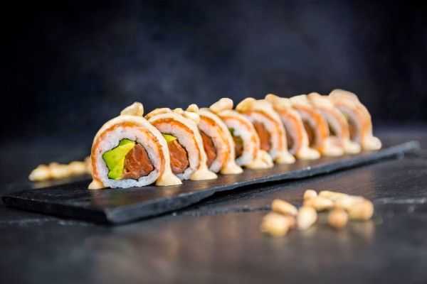 SushiClub estrena un menú Early Roll Dinner y una promoción para jóvenes sub30
