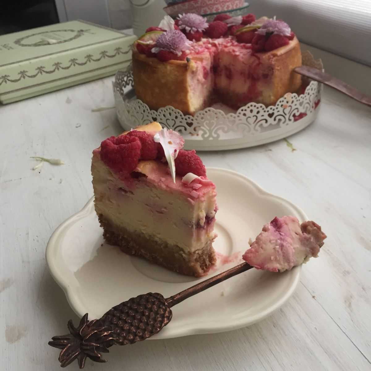 Cheesecake de chocolate blanco, lima y frambuesas