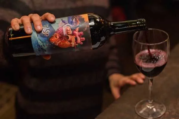 Come Wine With Us, un evento pop-up ideal para deleitar a los amantes del vino.