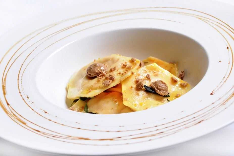 RAVIOLI DE CALABAZA CON SALSA DE MANTECA, SALVIA Y POLVO DE AMARETTI