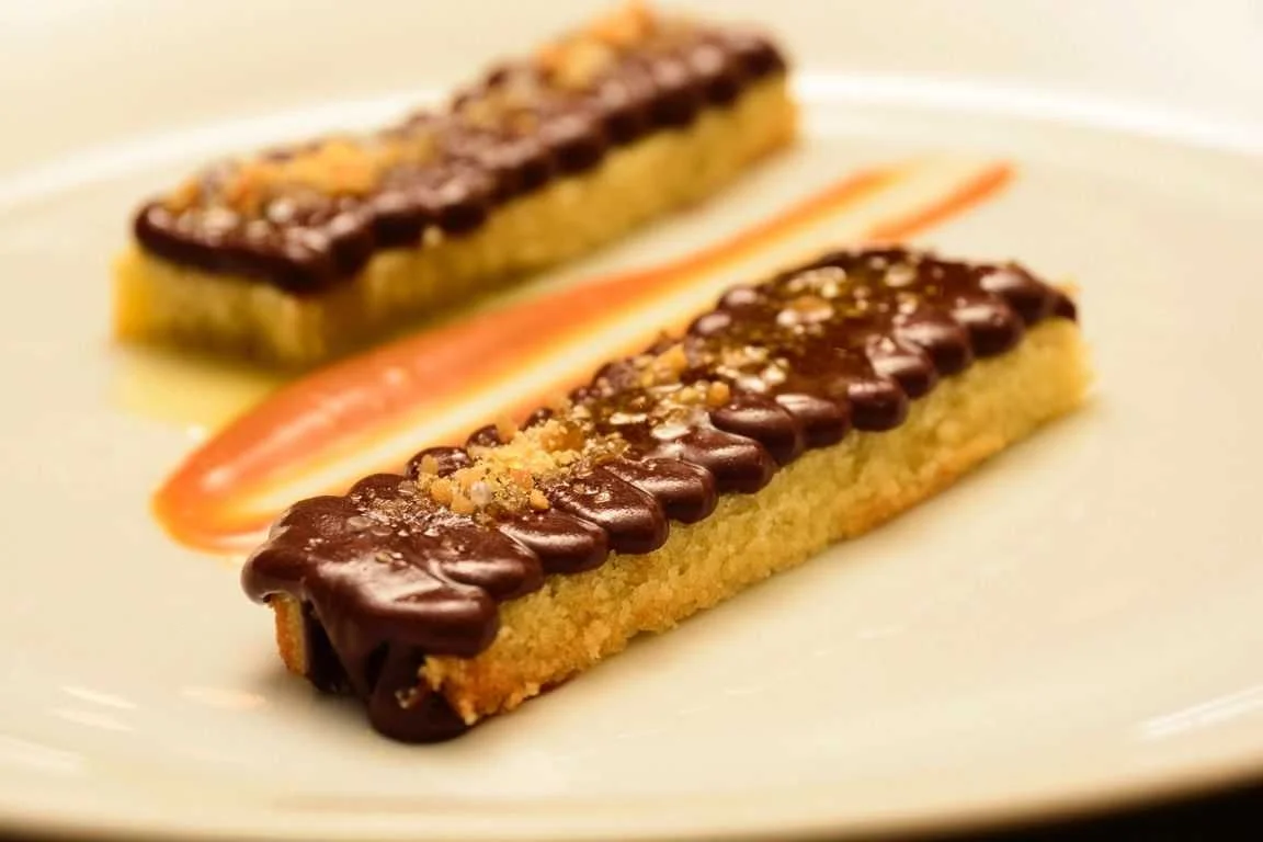 Biscuit de aceite de oliva, cremoso de chocolate, crocante de almendras