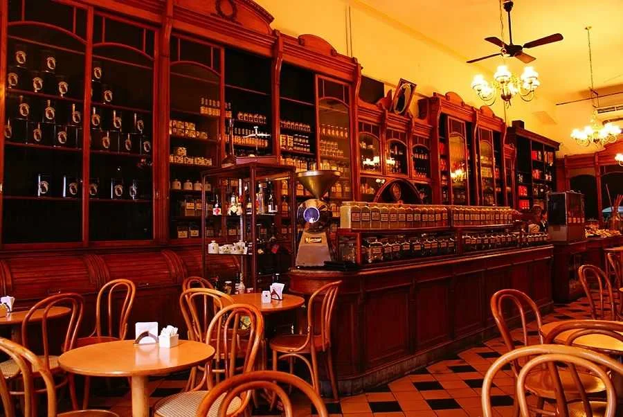 El Gato Negro cumple 90 años