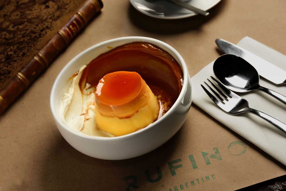 Flan con dulce de leche y crema