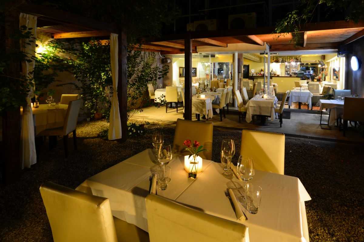 L'adesso Ristorante invita a disfrutar de su cocina italiana en un espacio íntimo al aire libre 
