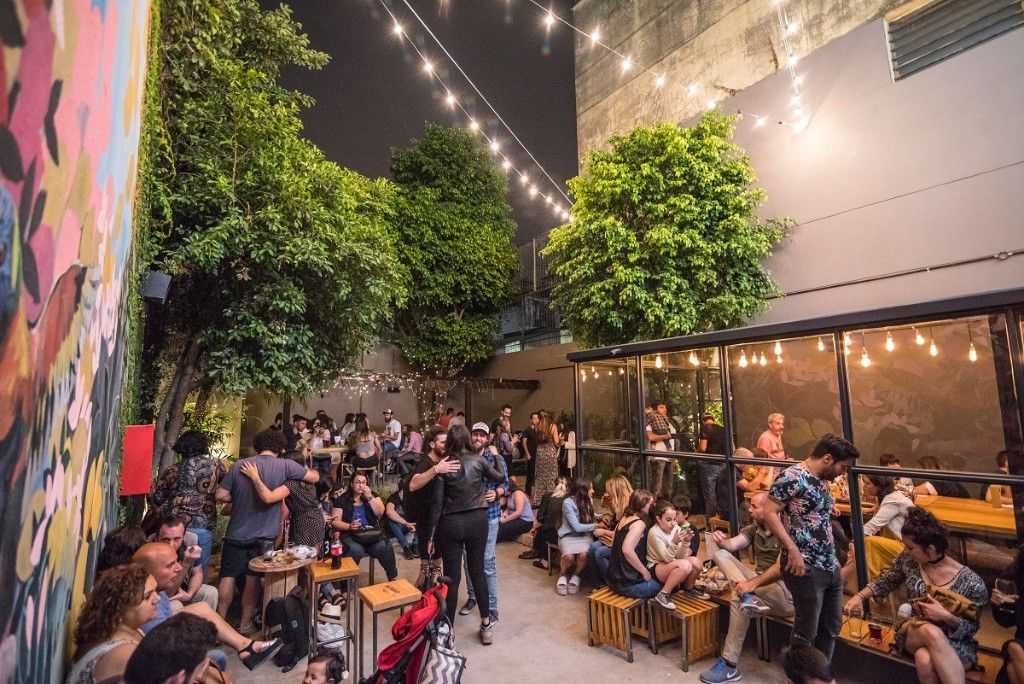 Happy hour, música y el estreno de una nueva barra para celebrar el primer aniversario de Growlers en Caballito