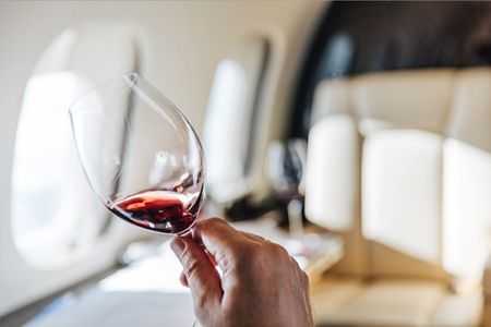 VistaJet lanza el primer programa global de vinos a bordo