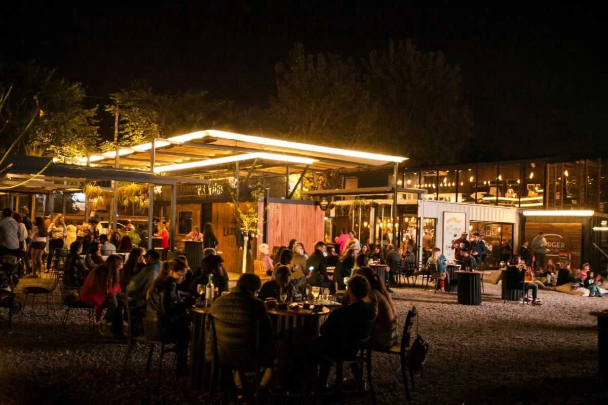 El otoño en Lassen Burger Haus & Co. se disfruta al aire libre con Happy Hour extendido