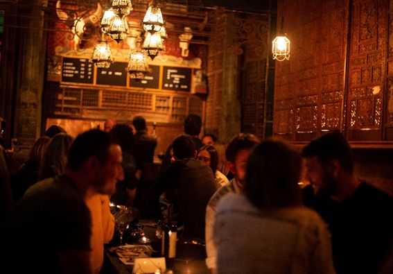 Rey de Copas Bar renovado: Un espacio cultural para ver las obras de los Paez Vilaró con la mejor propuesta de cocktails y gastronomía
