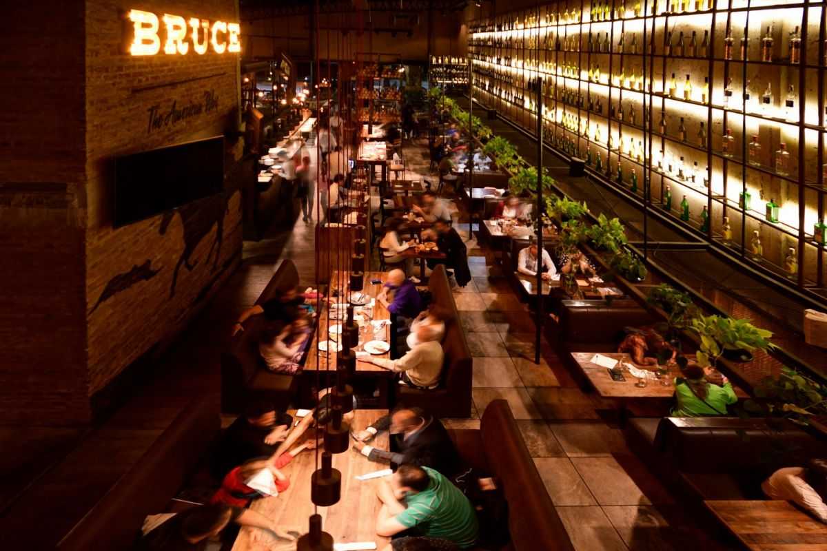 El Día del Niño los niños comen gratis en Bruce Grill Station & Wine Bar