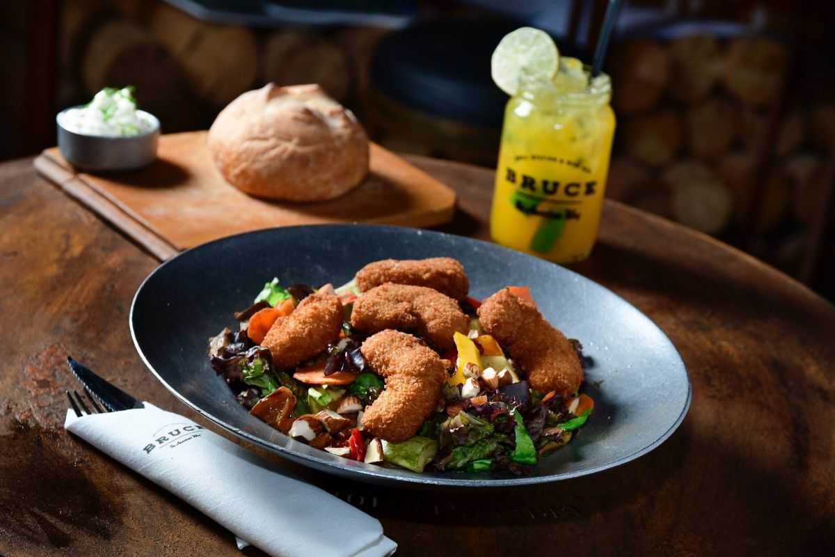 Moonlight, ensalada de langostinos apanados con frutos secos y dressing de maracuyá