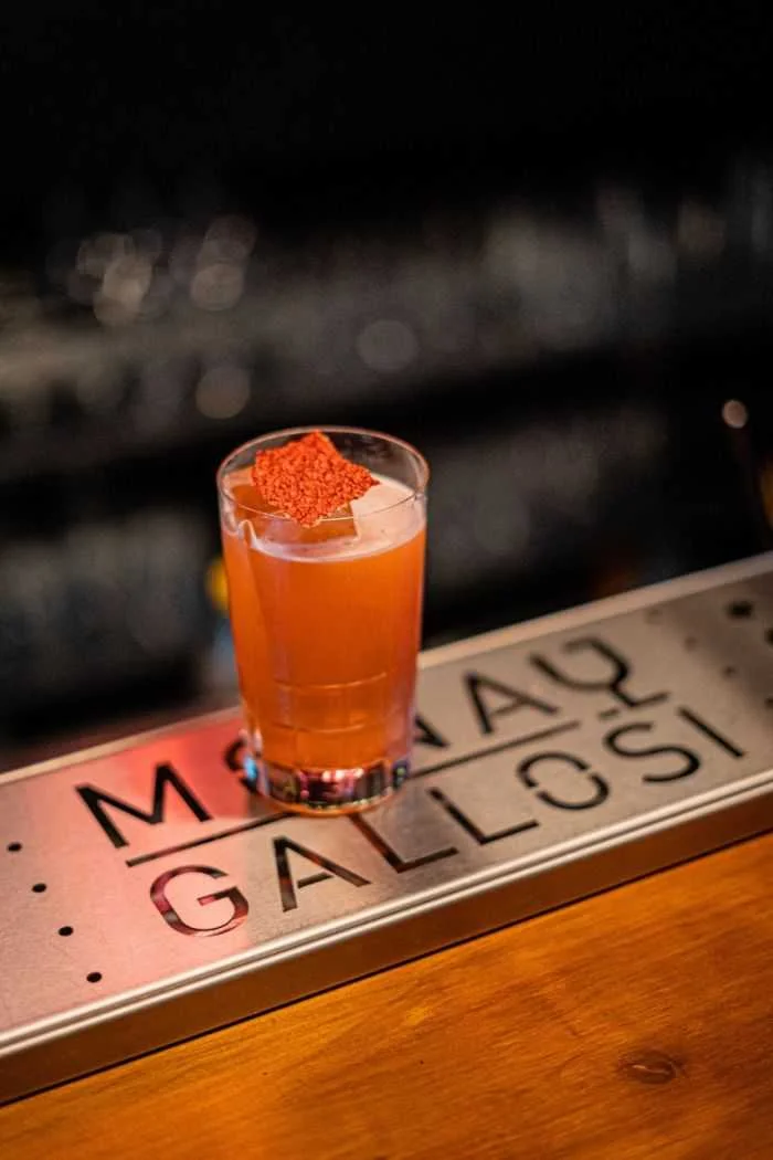 Coctelería y gastronomía de primera: cómo nació Punto Mona, el restobar con aires neoyorquinos de Chacarita