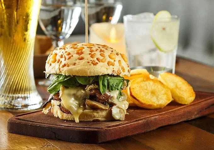 MALCRIADO: BURGER OJO DE BIFE Y DE CORDERO