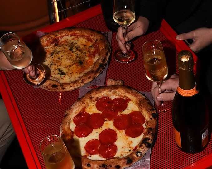 BEHIND: KARAOKE Y PIZZA CON CHAMPAGNE