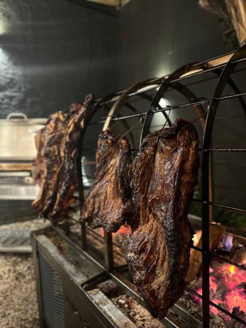 Todo Brasas llega al barrio de Devoto: carnes asadas a fuego lento en un novedoso sistema de “jaulas”