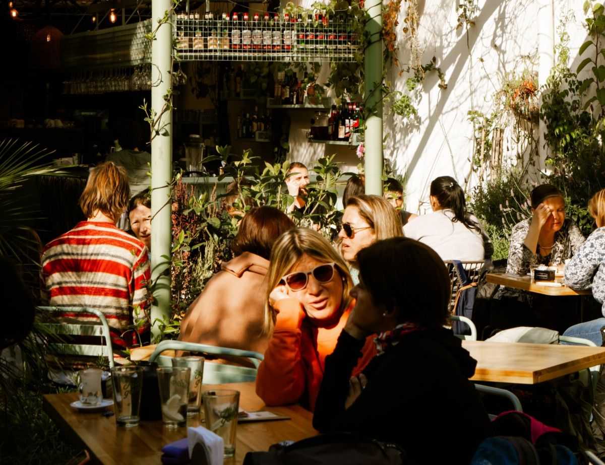 CHILL GARDEN: CENA CON BRINDIS DE REGALO PARA MESAS GRUPALES
