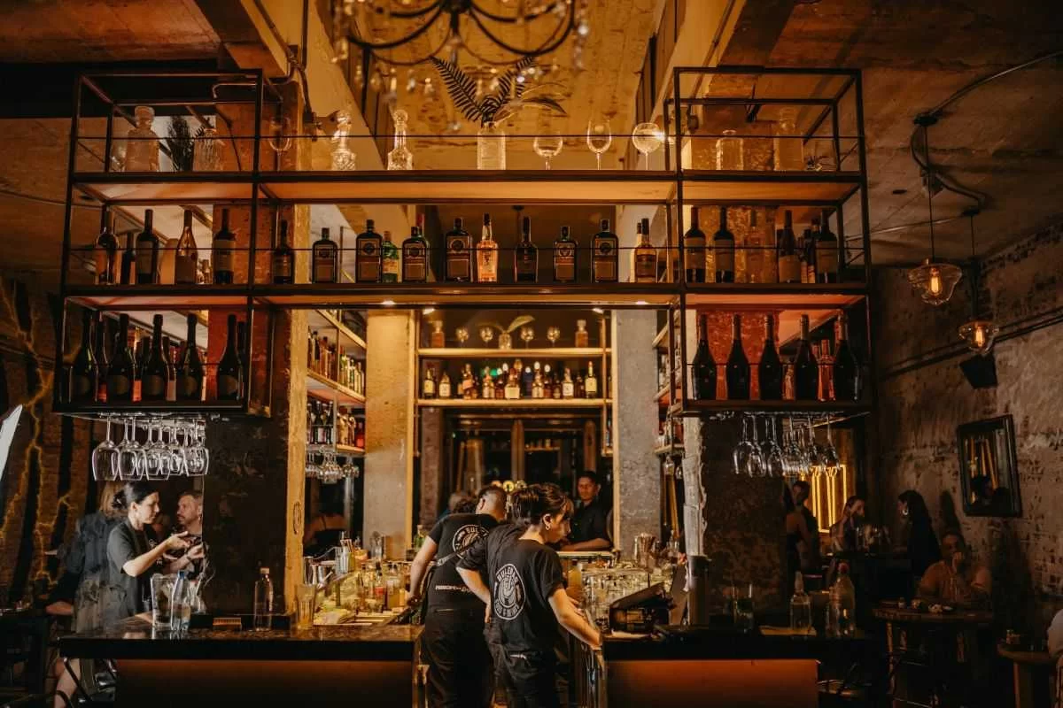 Bulebar, en Saavedra: coctelería de autor, street food internacional y DJ Sets en vivo 