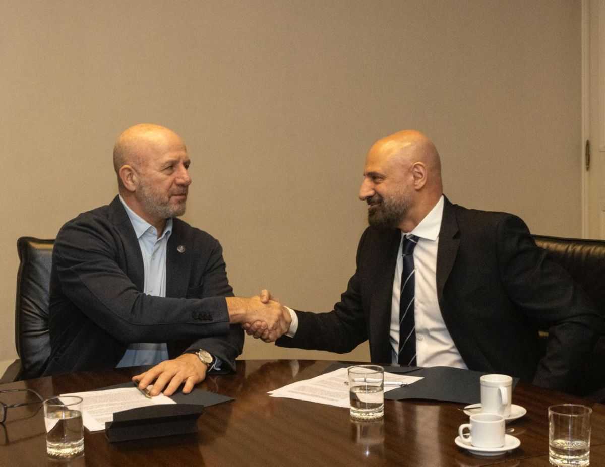 “En una industria que tiene ms de 20 mil locales gastronmicos, es un placer poder firmar este convenio con la Cmara Argentina de Bares de Coctelera y lograr un trabajo en equipo para potenciar la seguridad de los vecinos que disfrutan de las salidas en la Ciudad”, expresa Waldo Wolff, Ministro de Seguridad de la Ciudad de Buenos Aires.