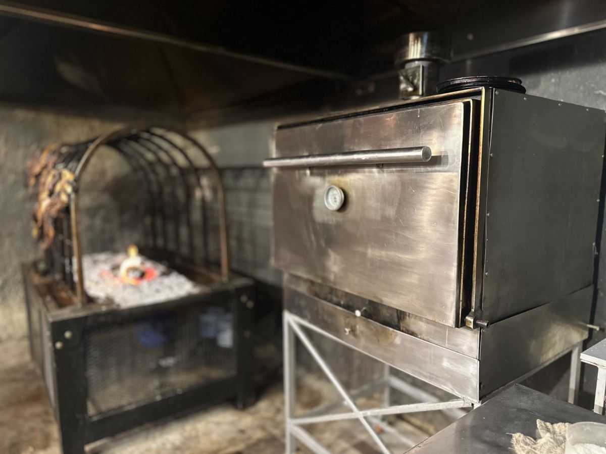 Todo Brasas incorpora un horno exclusivo para cocinar con carbón o leña