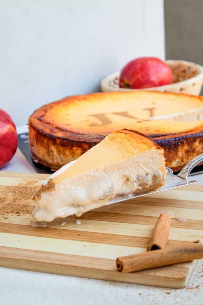 Joaquín Vasco celebra el Día de la Madre con una original tarta de queso de manzana y canela 