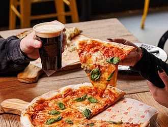 Hell&rsquo;s Pizza lanza una nueva pizza vegana y, por pedido del público, trae de vuelta un clásico