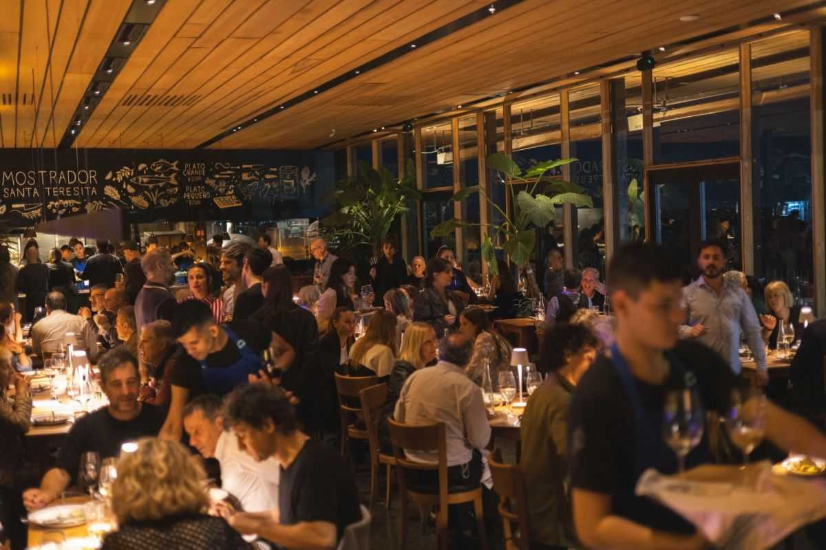 Mostrador Santa Teresita se adueña de las noches con sus platos a medida y vista panorámica al Río de la Plata