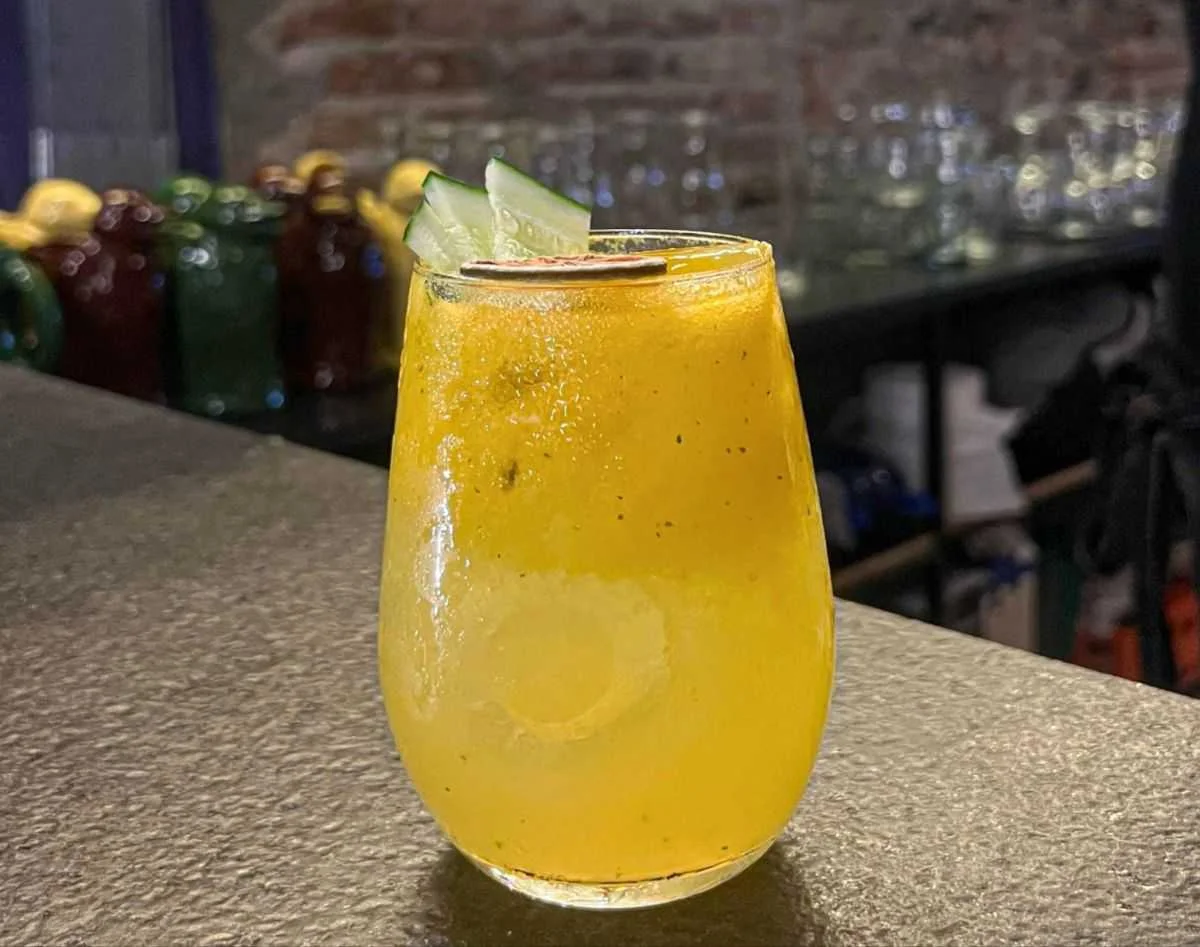 Poco Floro, el nuevo bar con karaoke y cócteles temáticos donde las penas de amor son divertidas