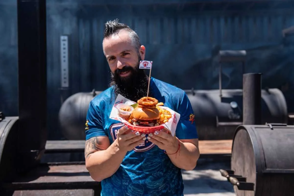 Ribs al Río cocrea la primera hamburguesa de brisket del país junto al influencer Joe Burger Challenge