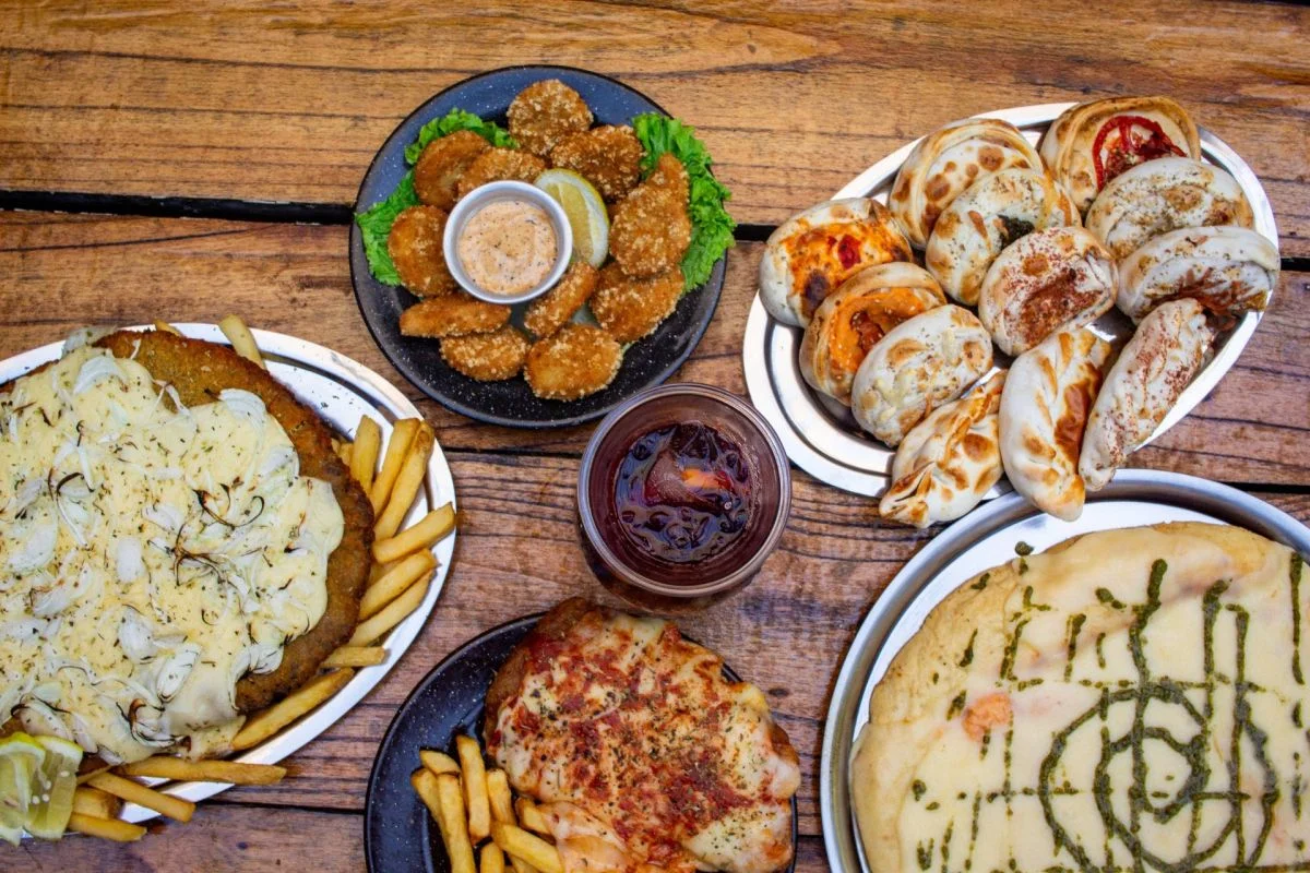 Milanesas gigantes, pizzas XL y jarras para compartir, la nueva propuesta de Growlers para disfrutar entre amigos