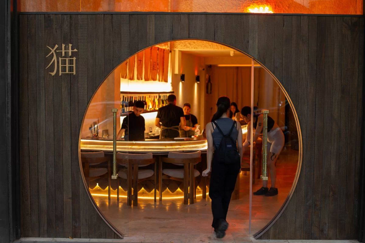 Neko desembarca en Villa Devoto con una barra de sushi premium y diseño sofisticado