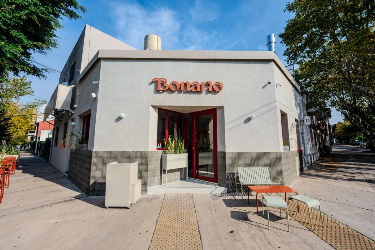 Tapeo mediterráneo, vino y música en vivo en Villa Urquiza, la propuesta de Bonario para un mediodía en el barrio