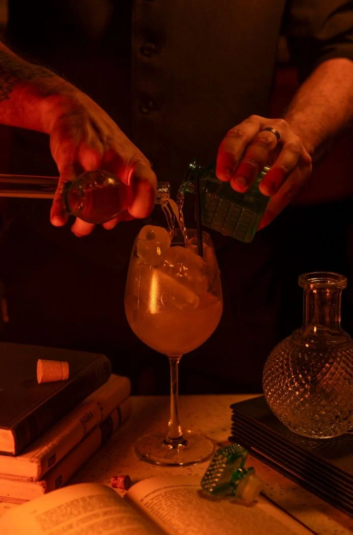 The Book: coctelería temática y espíritu clandestino en Villa Luro