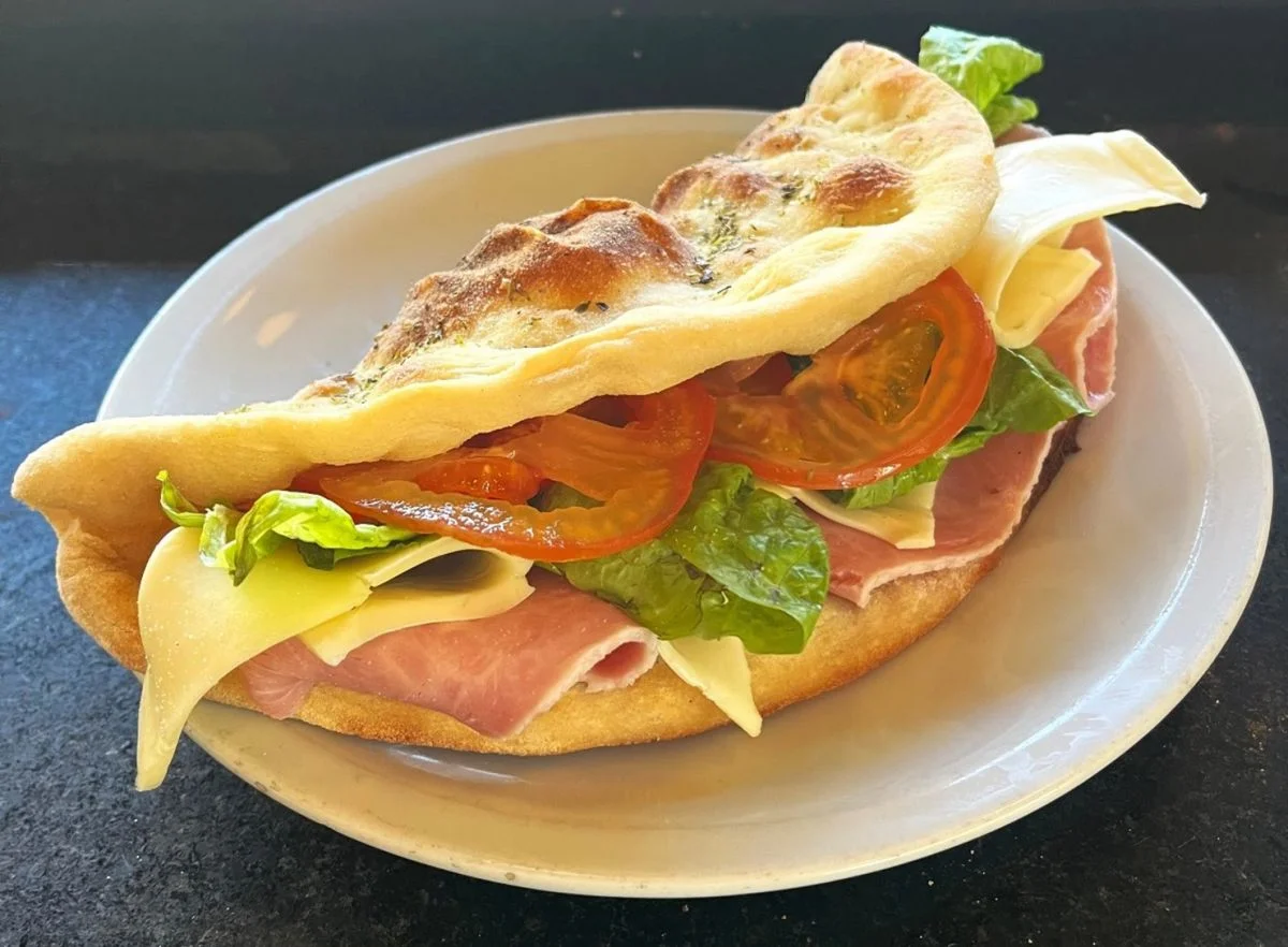 Crosta Pizza expande su propuesta con los nuevos sándwiches en masa de pizza