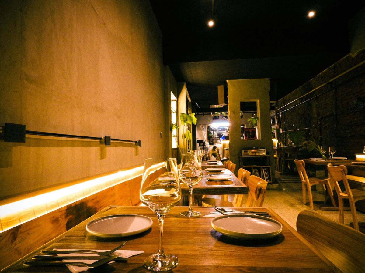 DIEZTREINTA: UN RESTAURANTE QUE SABE A VINILO, ARTE Y REBELDÍA
