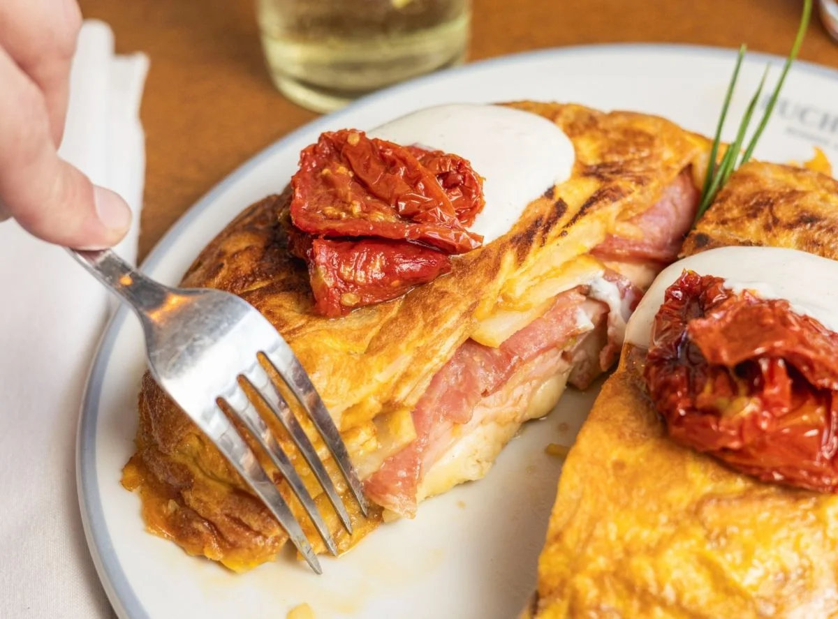 Tortilla de papa rellena con lomito ahumado, sopressata y queso muzzarella