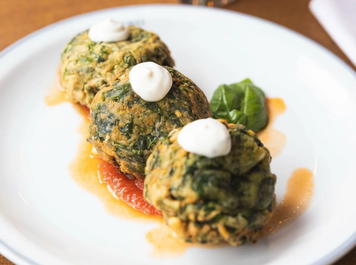 Buñuelos de espinaca rellenos con queso muzzarella 