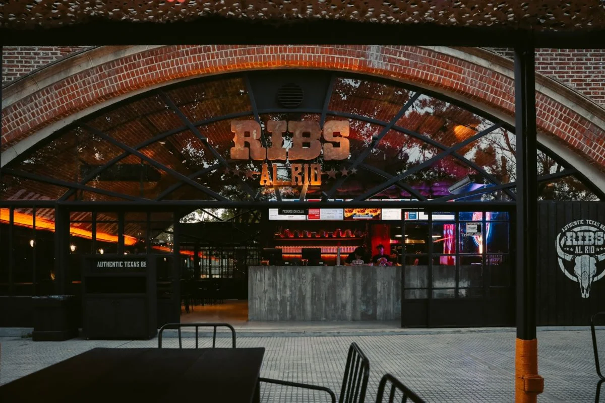 Ribs al Río lanza su primera milanesa ahumada: una fusión entre tradición argentina y carácter texano